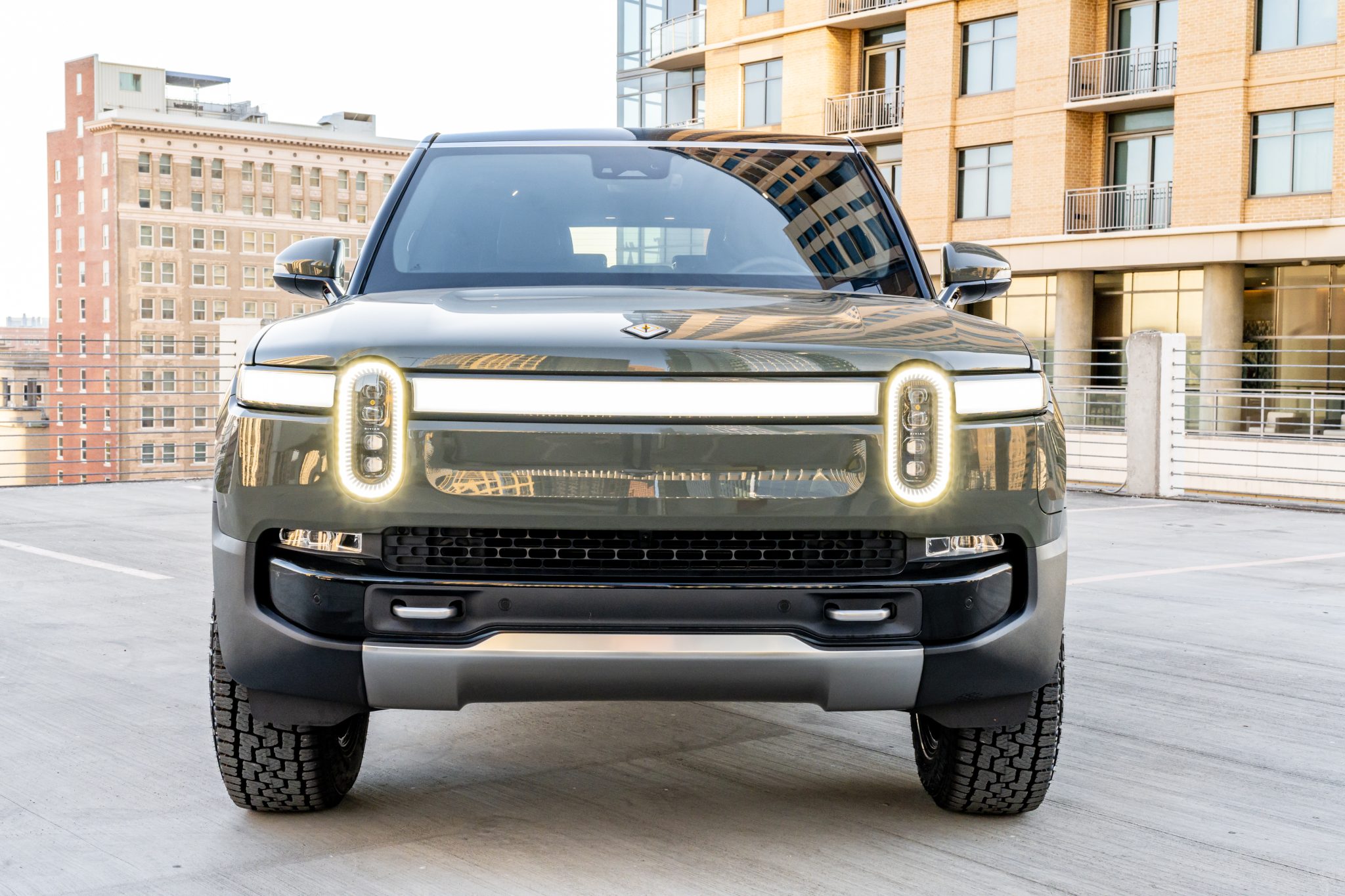 Rivian R1S 