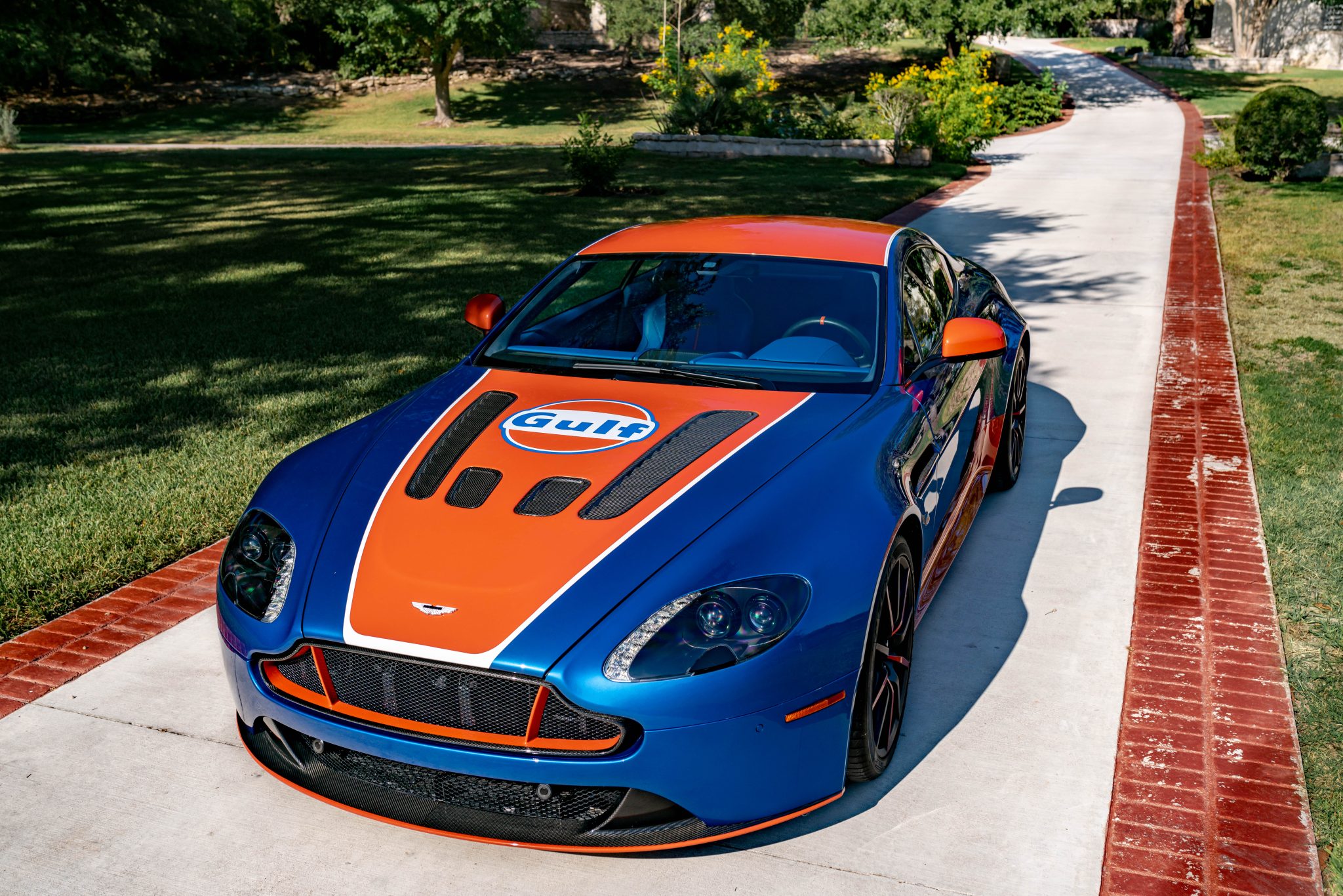 Aston Martin V12 Vantage 